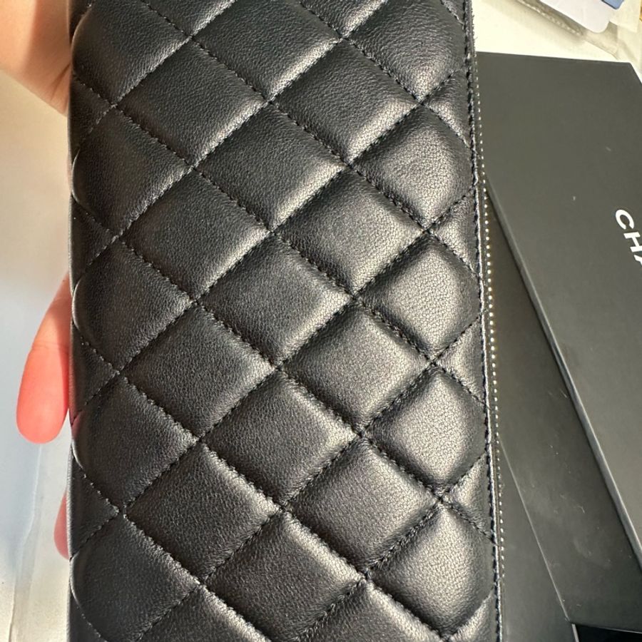 CHANEL 徽章系列經典黑羊皮拉鏈長夾-2