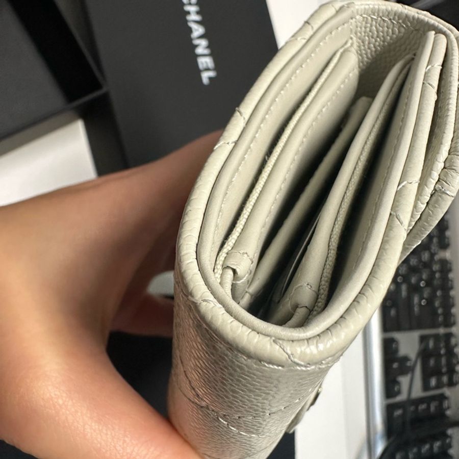 CHANEL 全新經典三折中夾-24SS奶油灰-4