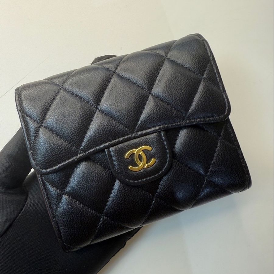 chanel 三折羊皮金扣短夾-0