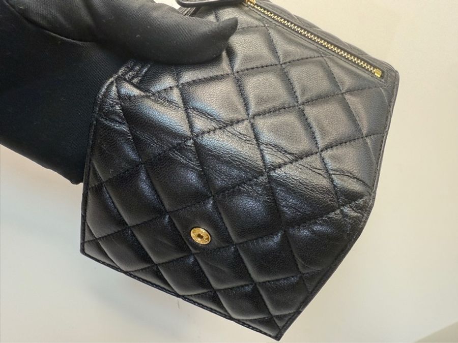 chanel 三折羊皮金扣短夾-8