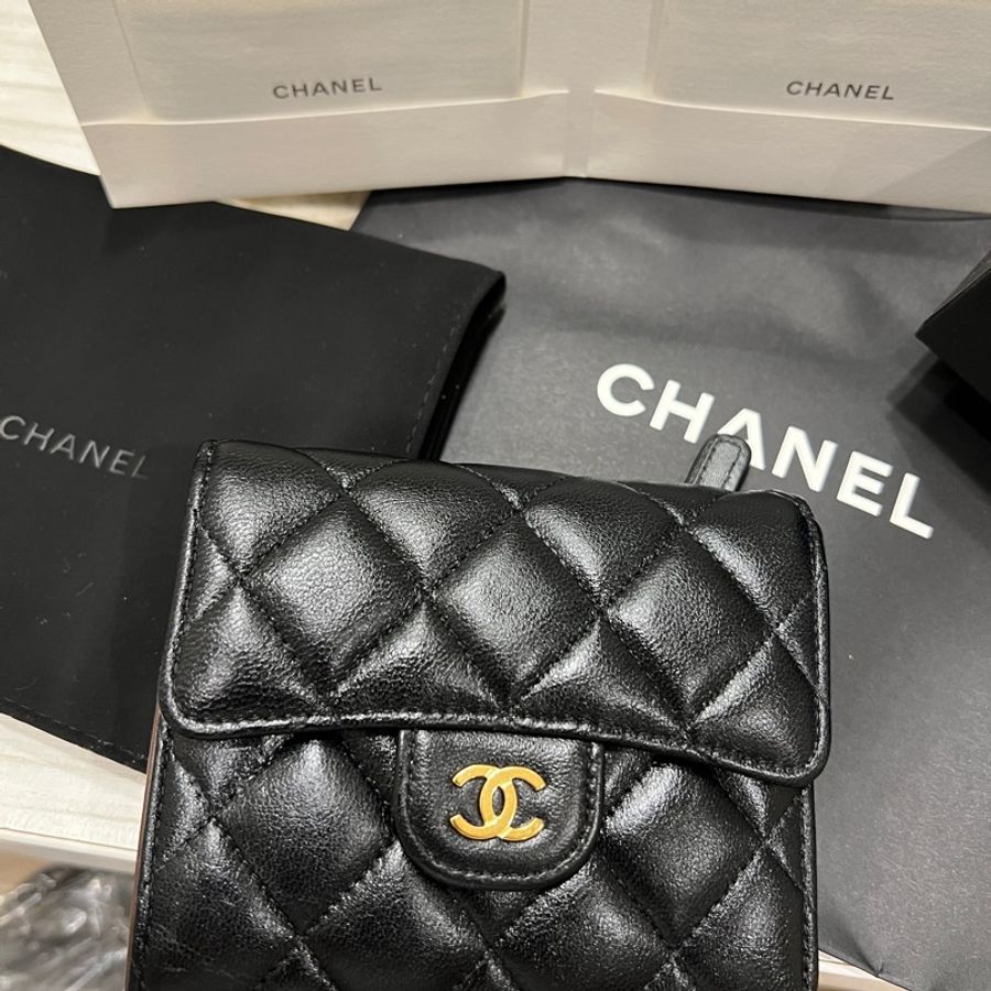 chanel 三折羊皮金扣短夾-9