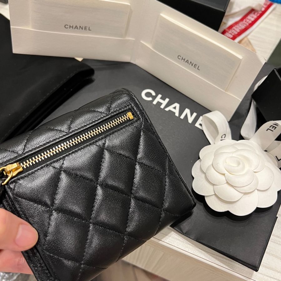 chanel 三折羊皮金扣短夾-12