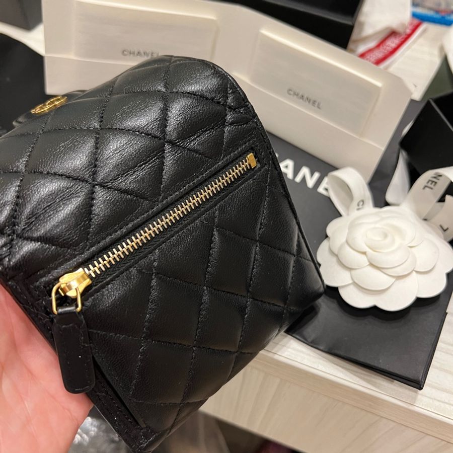 chanel 三折羊皮金扣短夾-13