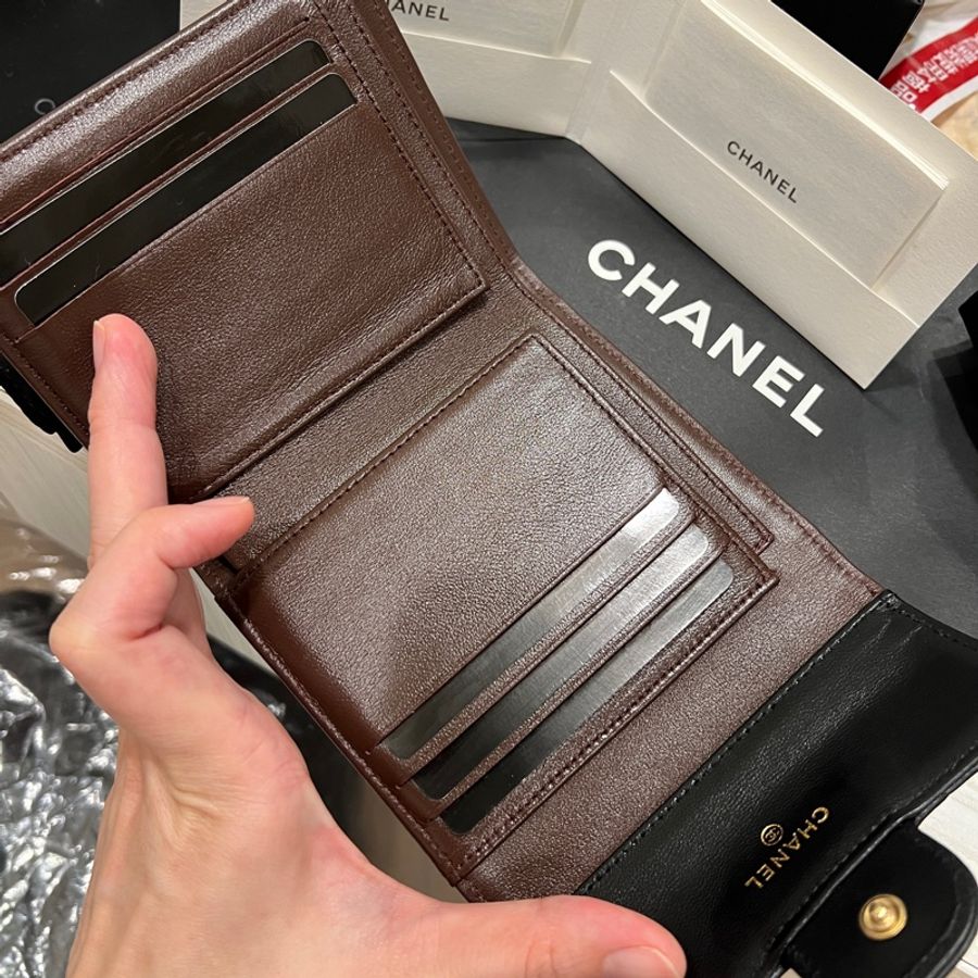 chanel 三折羊皮金扣短夾-24