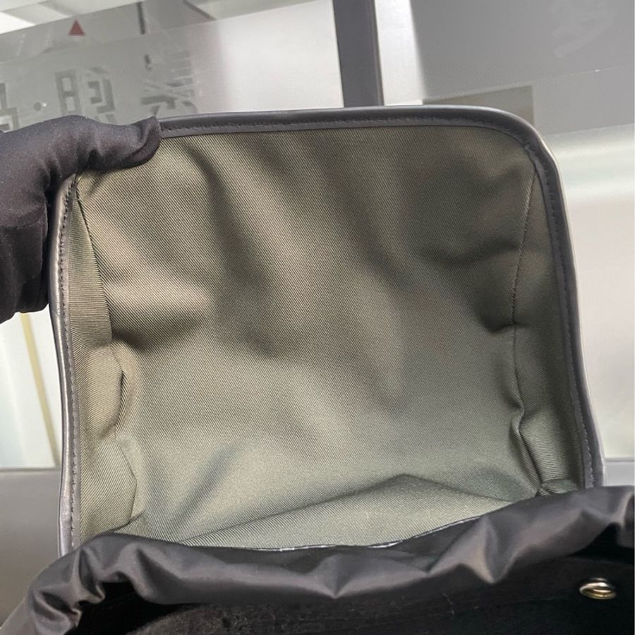 Louis Vuitton discovery 限定黑花背包-18