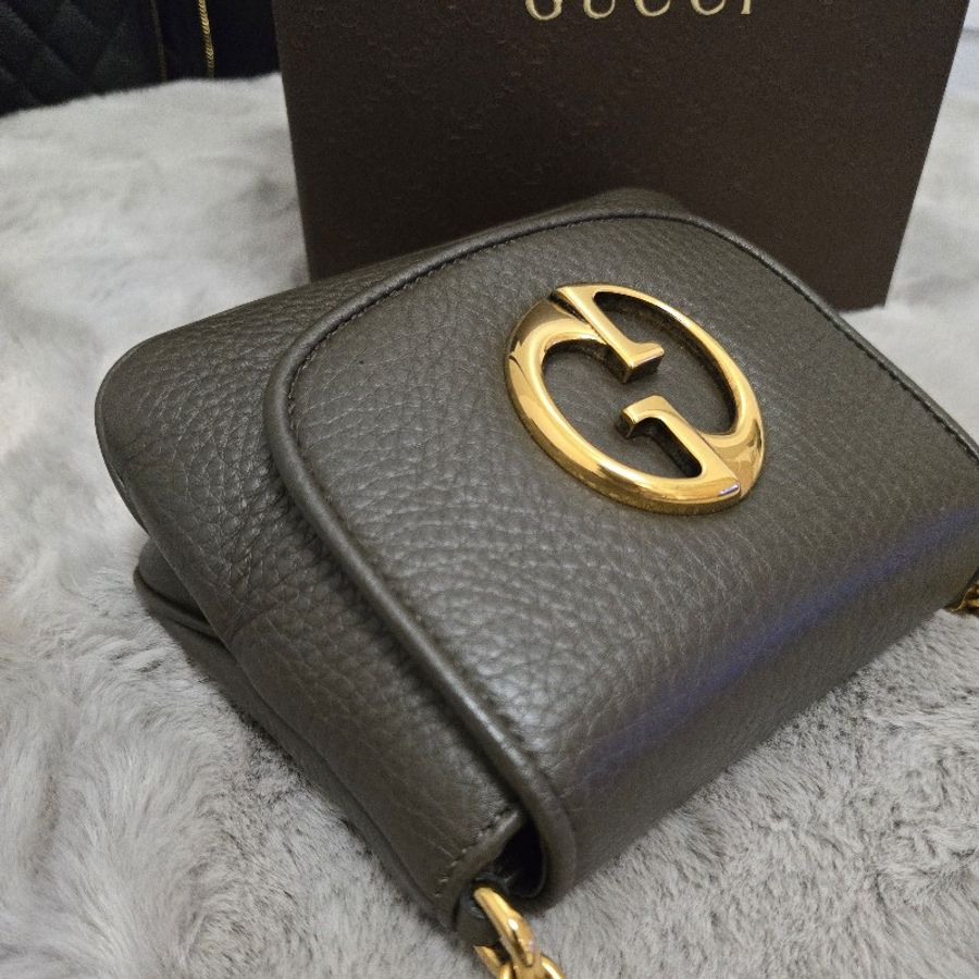 Gucci 1973 大象灰金色牛皮鍊帶包-10