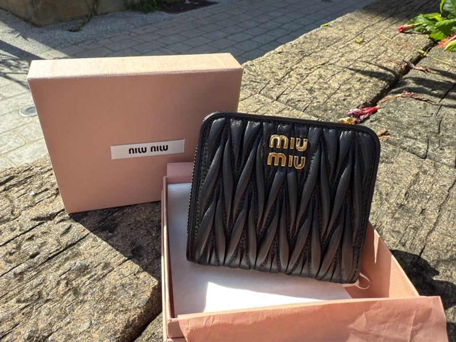全新MIU MIU黑色皺褶Matelassé 納帕皮革短銀包短夾零錢包-0