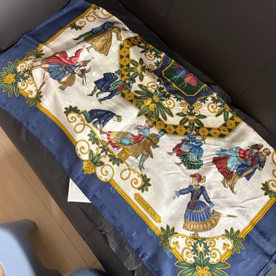 Hermes 愛馬仕 vintage冬日快樂真絲大方巾-0