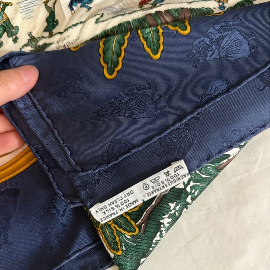 Hermes 愛馬仕 vintage冬日快樂真絲大方巾-3