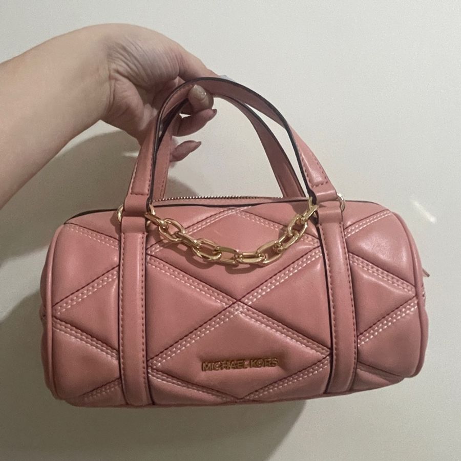 Michael kors mk zoozy 玫瑰粉 圓筒包 菱格紋-7