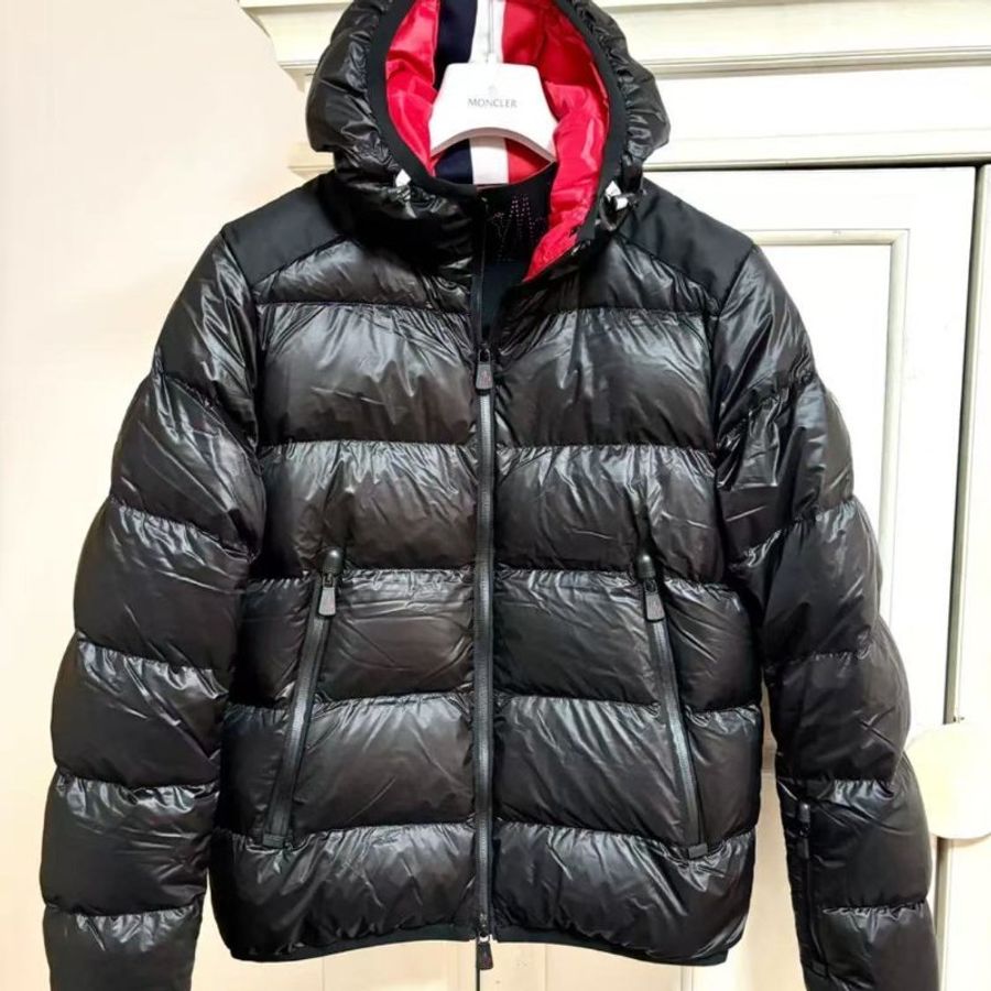 MONCLER 男款 HINTERT TUX連帽黑色鵝绒羽絨服 尺寸2碼-0