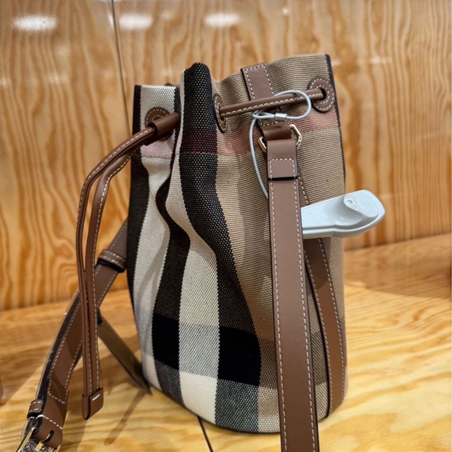 Burberry 抽繩水桶包-1
