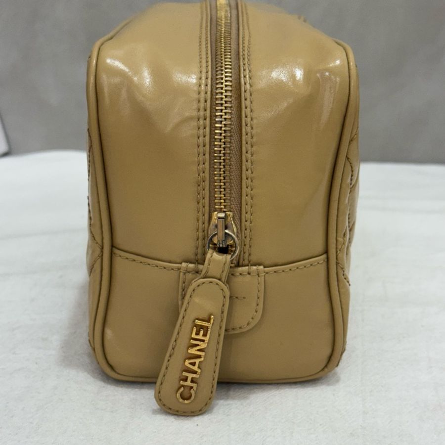 CHANEL 奶茶色手拿化妝包-7