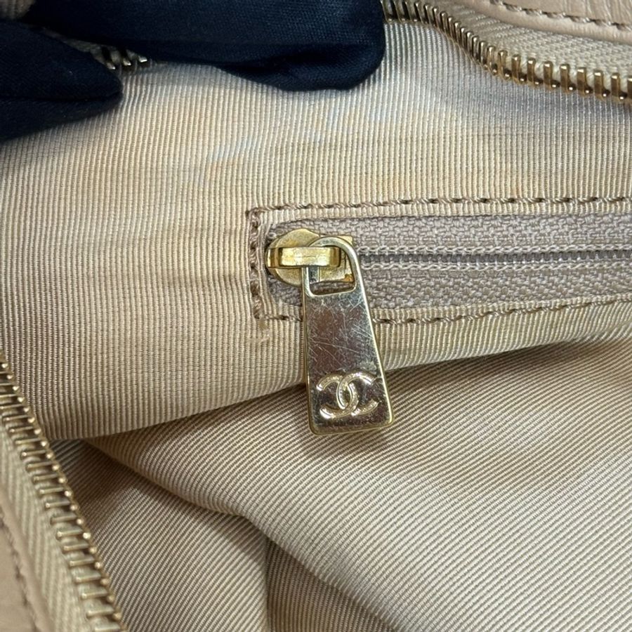Chanel 浮雕全皮肩背包-18
