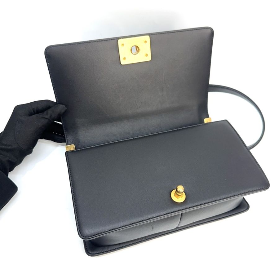 Chanel 黑羊皮霧金釦斜背Boy 25 A67086-7