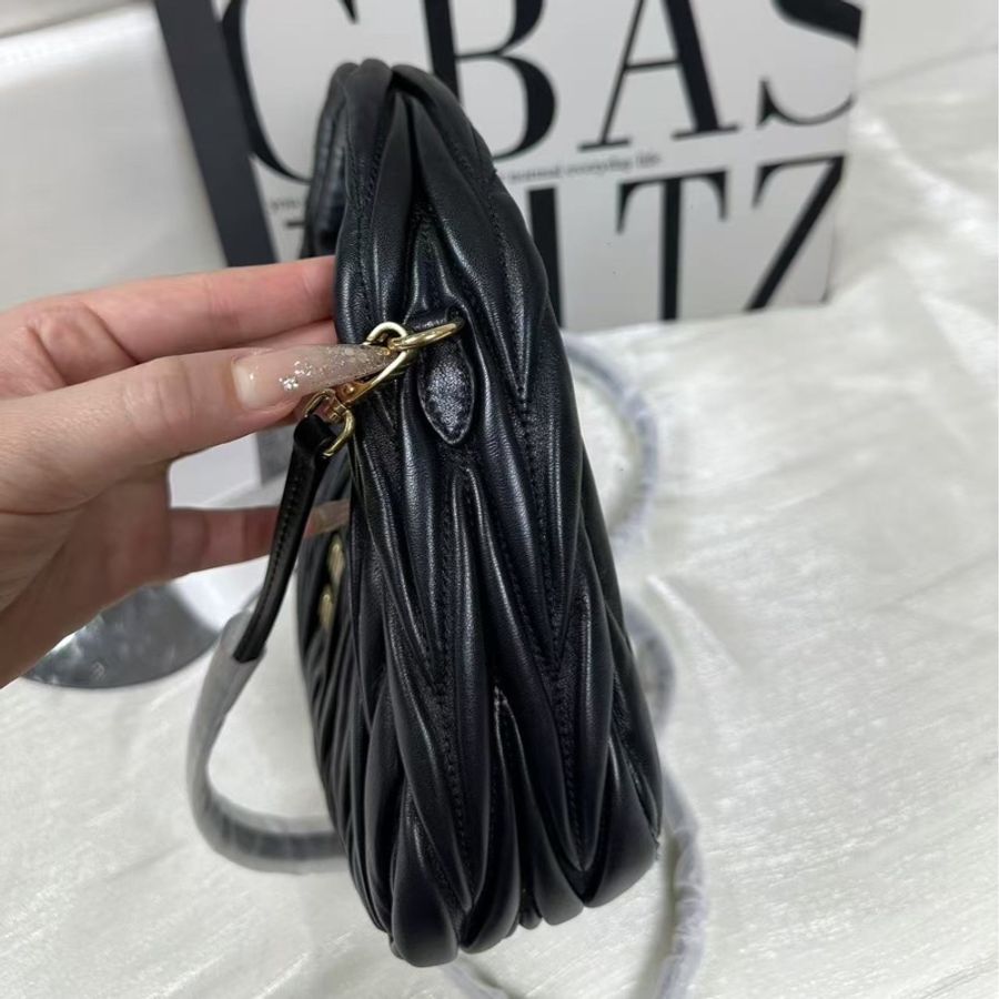 閒置新 Miumiu hobo 腋下包 小號 黑色-11