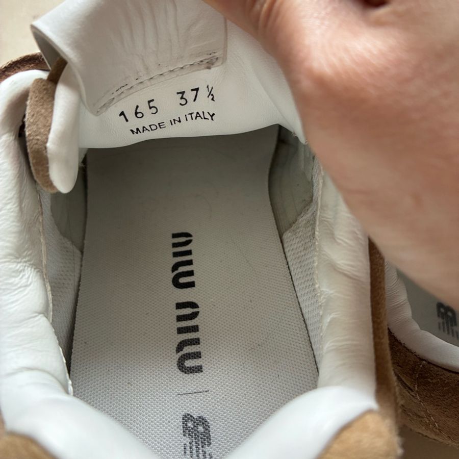 MIU MIU x New Balance 530 麂皮拼網眼運動鞋 亞麻色-11