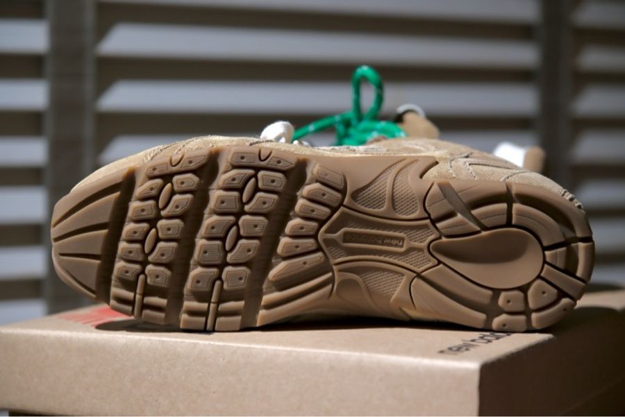 MIU MIU x New Balance 530 麂皮拼網眼運動鞋 亞麻色-4
