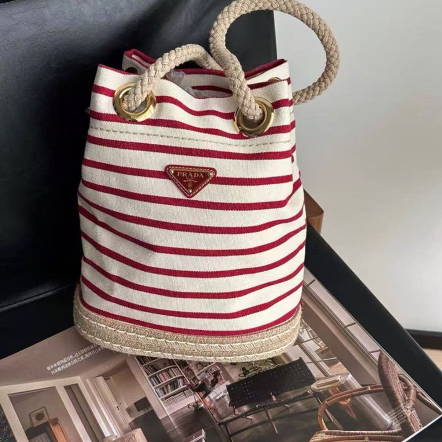 prada mariner 小號紅色條紋草編水桶斜背包 28×23.5×15,全新閒置配件塵袋-3