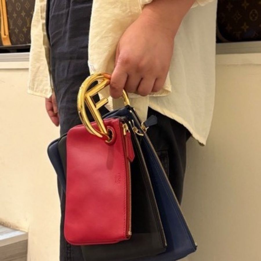 Fendi 三色皮革圓圈F手勾包 手拿包-3