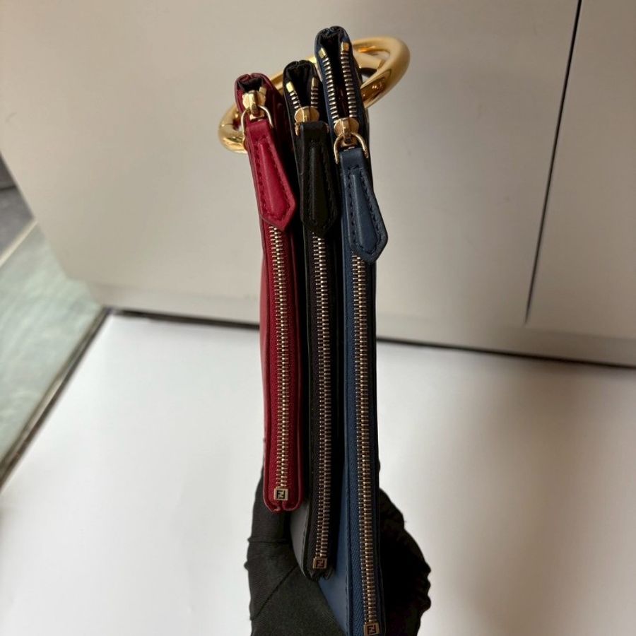 Fendi 三色皮革圓圈F手勾包 手拿包-6