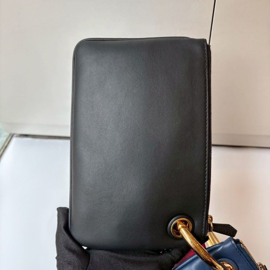 Fendi 三色皮革圓圈F手勾包 手拿包-18
