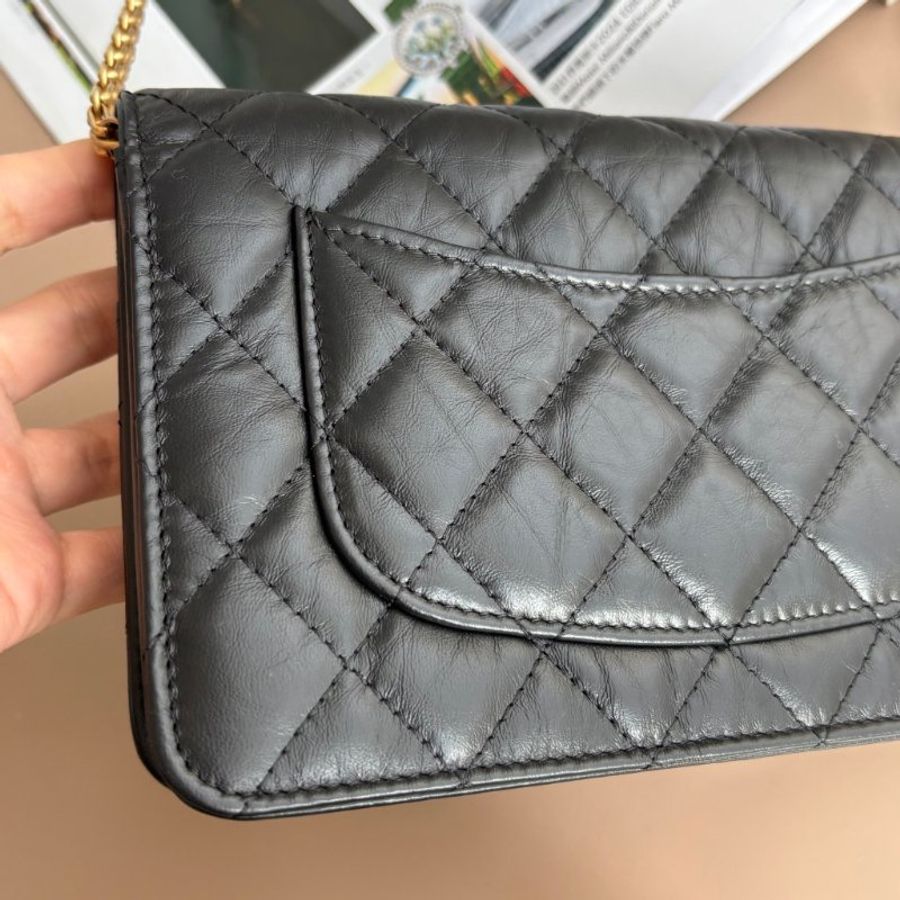 ::CHANEL:: A70328 霧金釦 2.55復刻款小牛皮WOC斜背鏈包-8