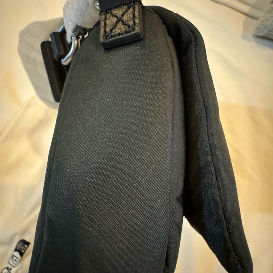 Ami黑愛心尼龍翻蓋側背包-8
