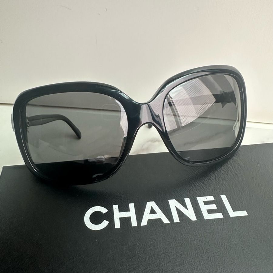 chanel 5171 超多明星雜誌推薦 經典白色蝴蝶結 黑色太陽眼鏡-5