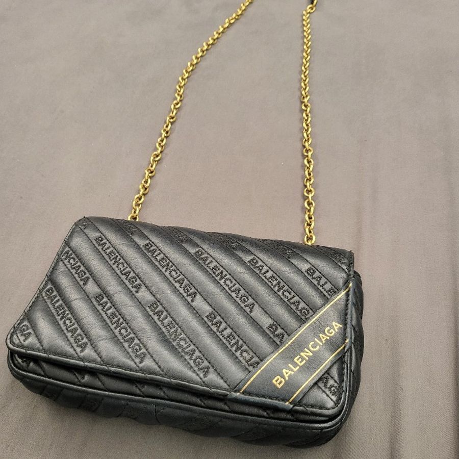 巴黎世家刺繡小羊皮翻蓋金扣斜揹／肩揹二用包-7
