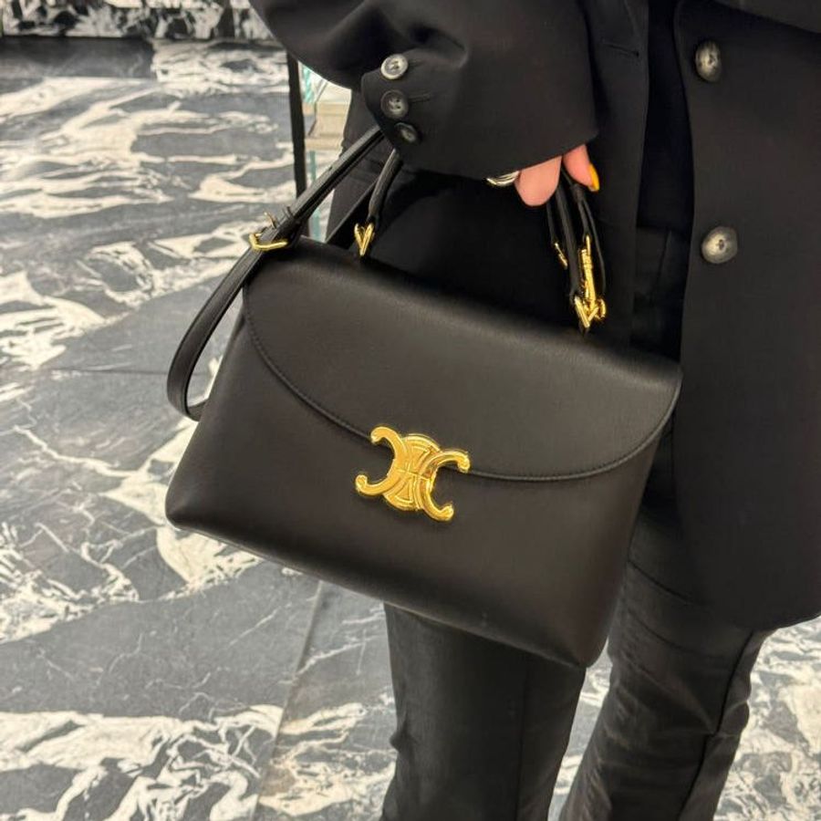 🎉新品好折扣✨Celine 117523 凱旋門中款柔軟小牛皮Nino 包 黑色-4
