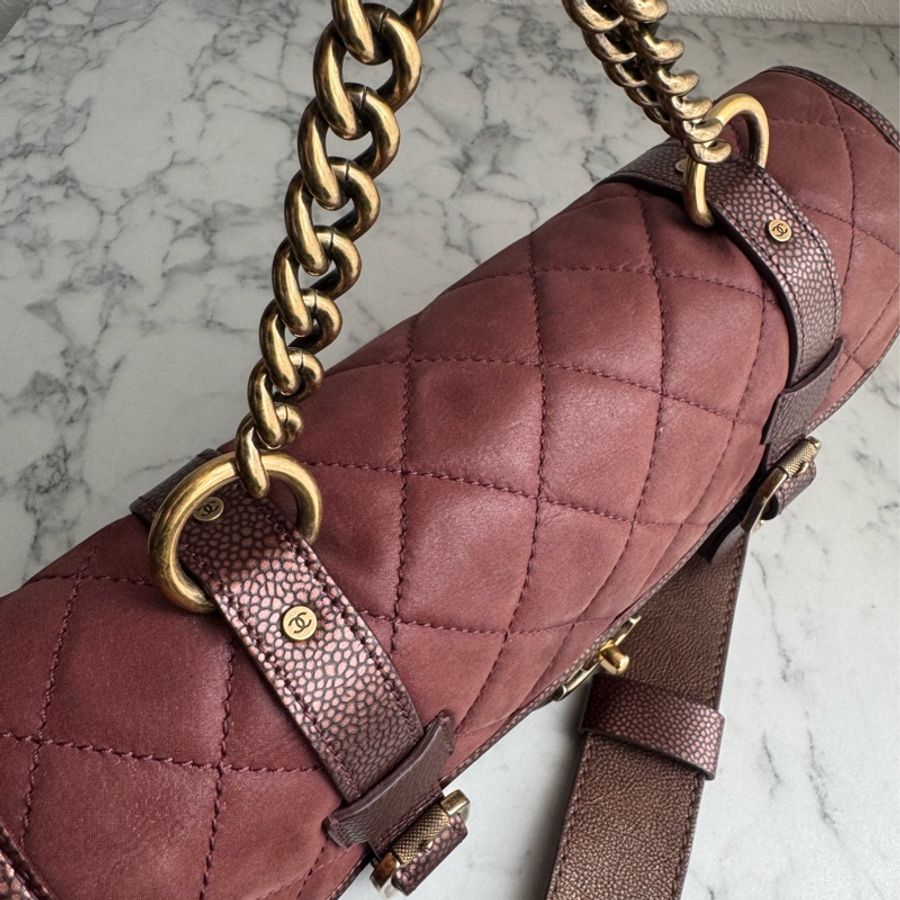 Chanel 酒紅色雙扣斜背包-9