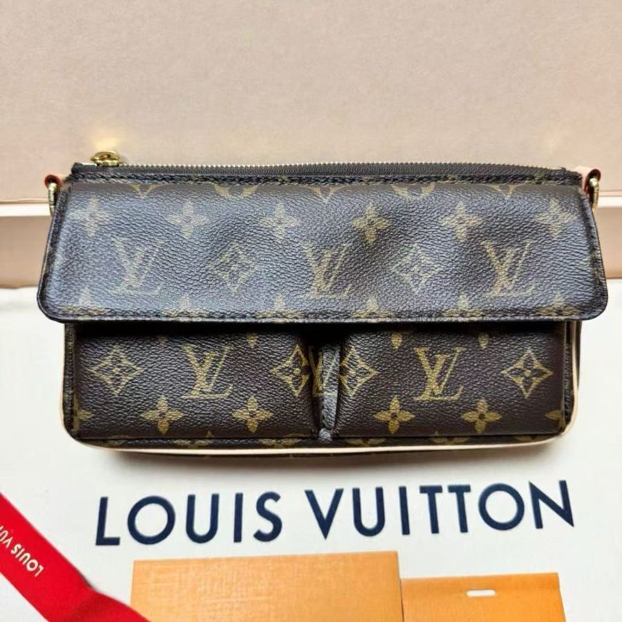 Lv 駱駝包 Vivacite系列Monogram印花帆布多口袋斜背包 全新配件塵袋盒子-7