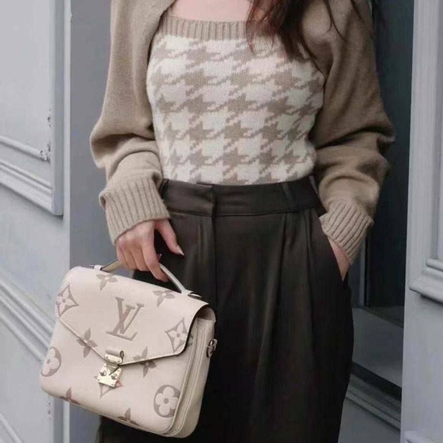 LV Pochette Metis新款限定奶昔白郵差包 全皮芯片款 25*19cm 99新配件塵袋-0