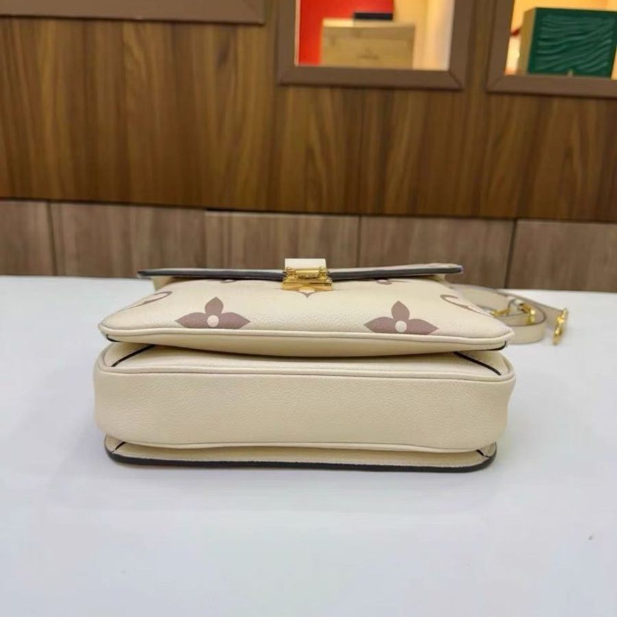 LV Pochette Metis新款限定奶昔白郵差包 全皮芯片款 25*19cm 99新配件塵袋-5