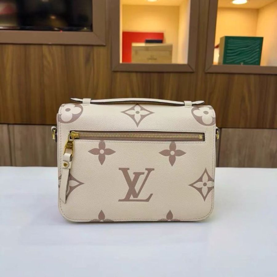 LV Pochette Metis新款限定奶昔白郵差包 全皮芯片款 25*19cm 99新配件塵袋-6
