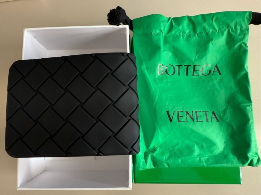 Bottega Veneta 橡膠編織短夾（黑）-0