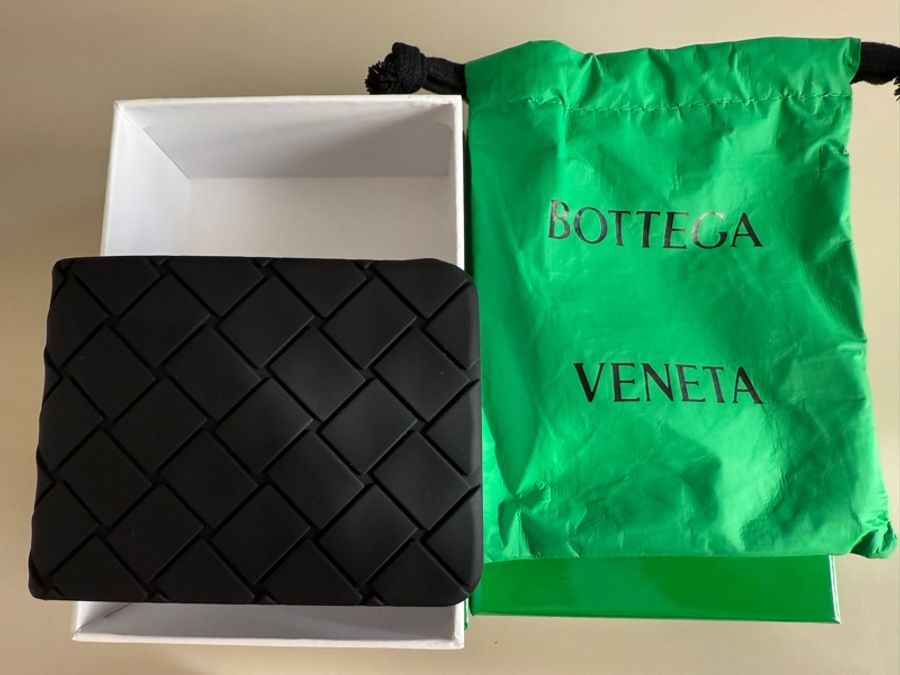 Bottega Veneta 橡膠編織短夾（黑）-1