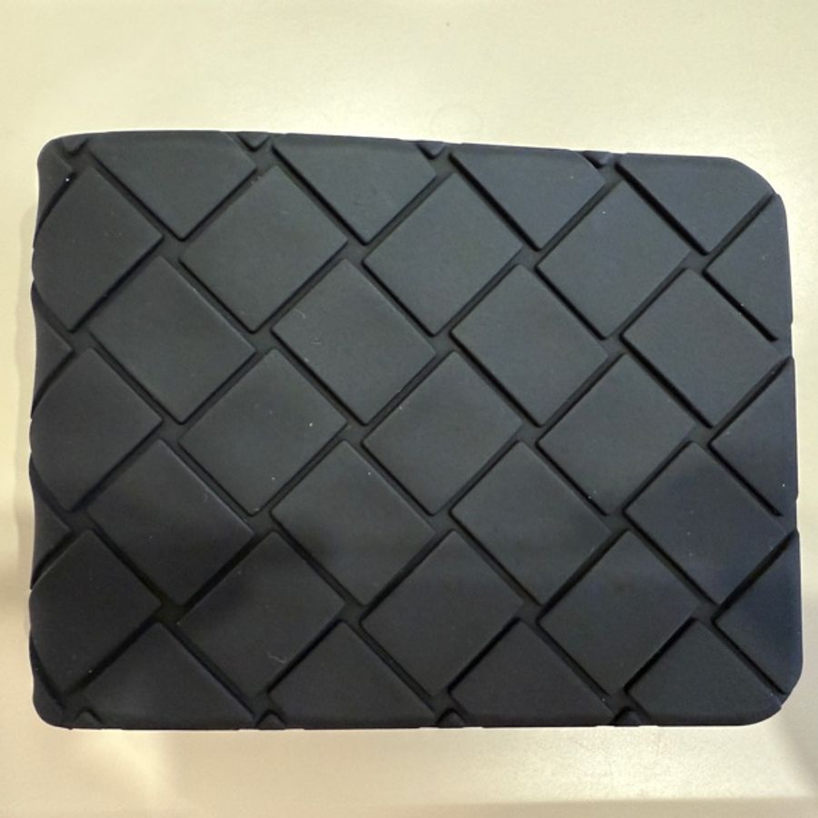 Bottega Veneta 橡膠編織短夾（黑）-5
