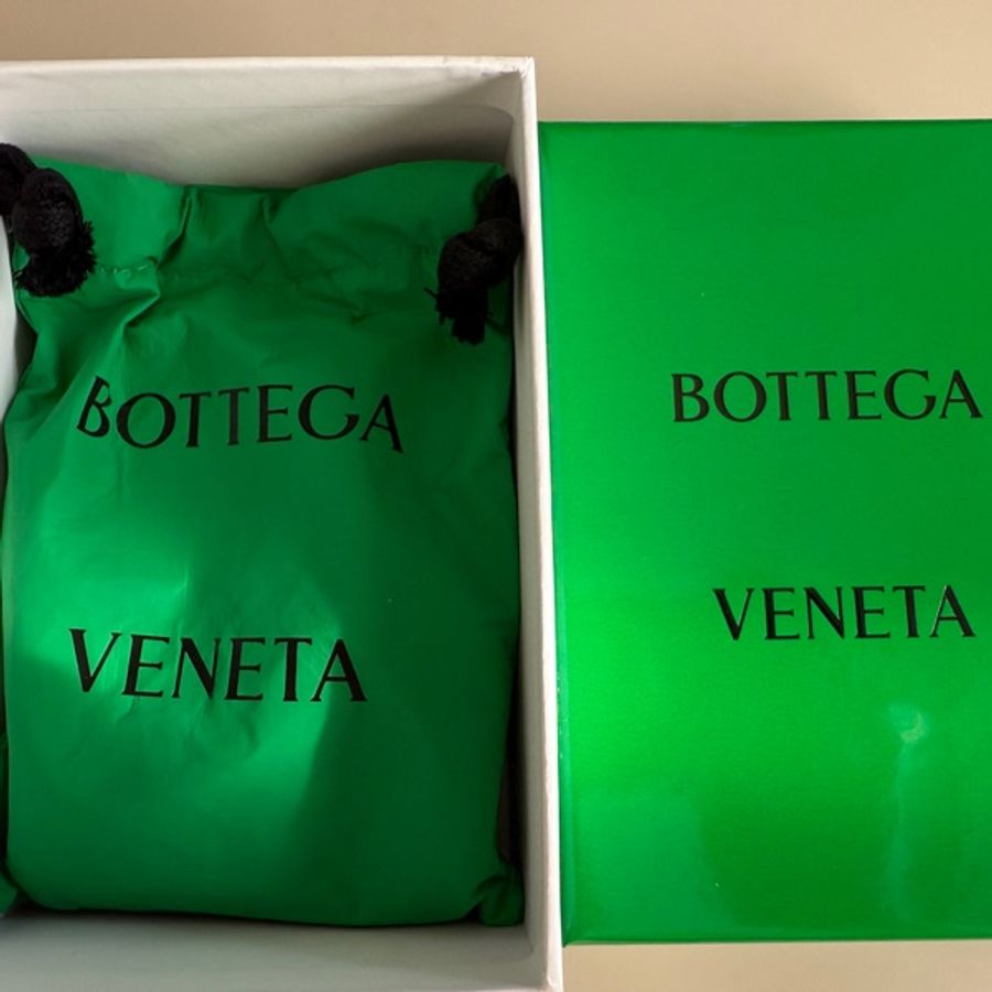 Bottega Veneta 橡膠編織短夾（黑）-9