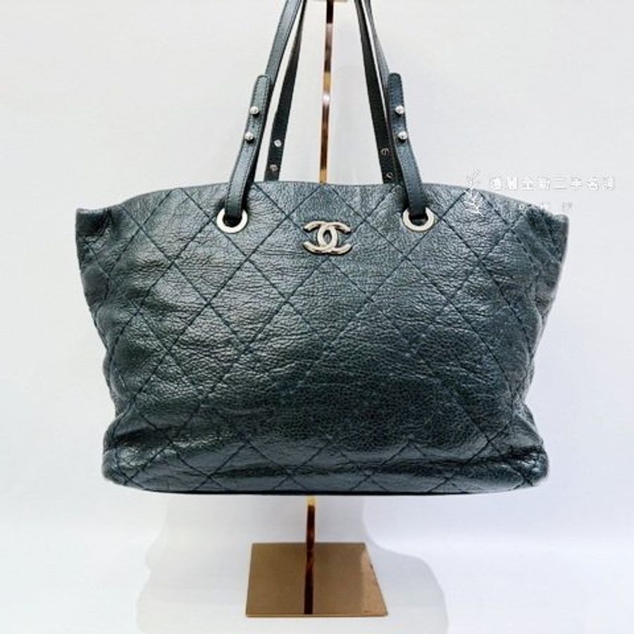 CHANEL ON THE ROAD綠色揉製牛皮托特包A48019-0