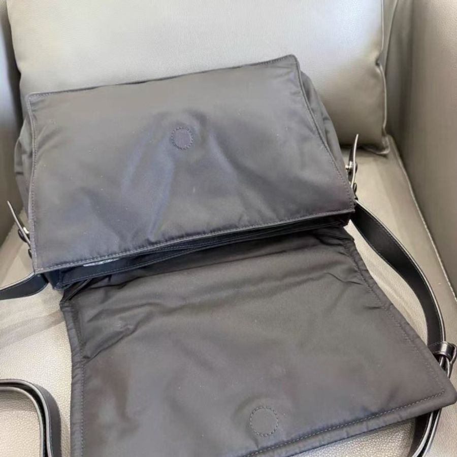 PRADA cini三角標中號郵差包 新款 尺寸29X20 97新 配件塵袋-5