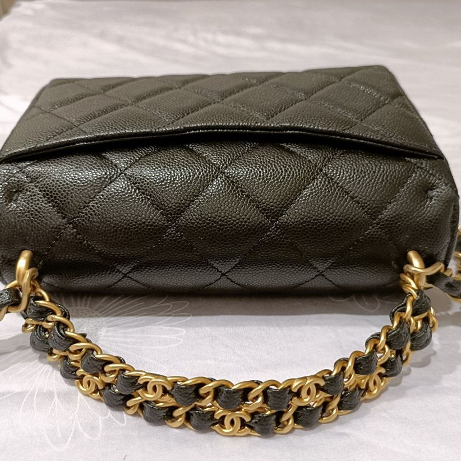 Chanel
迷你口蓋包
粒紋小牛皮-23