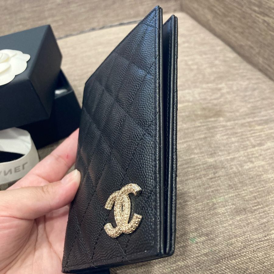 機場時尚配件🔥香奈兒chanel25a黑色 荔枝皮 護照夾 限定扣子 出國必備-8