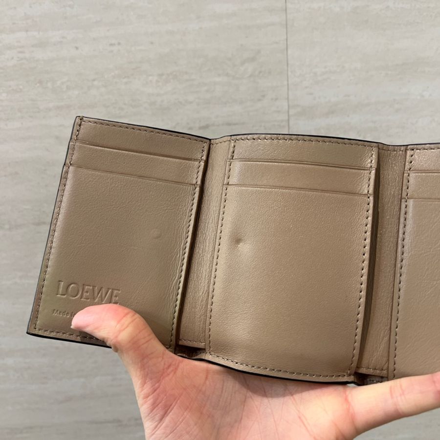 Loewe 沙色牛皮銀釦三折短夾-10