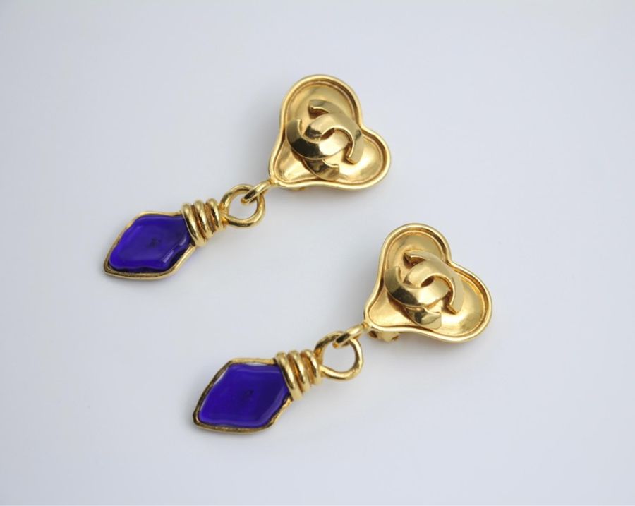 Chanel Vintage 95P Blue Gripoix & Gold Plated Heart Clip-on Earrings-4