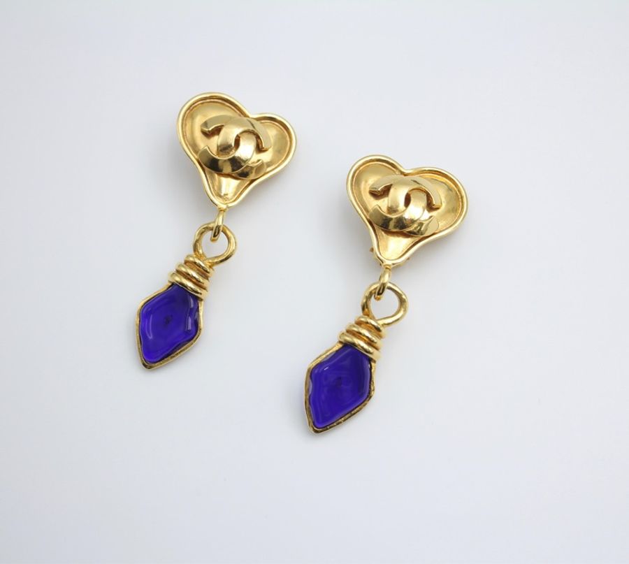 Chanel Vintage 95P Blue Gripoix & Gold Plated Heart Clip-on Earrings-5