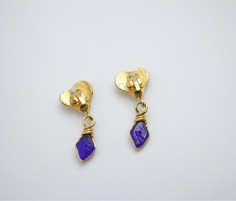 Chanel Vintage 95P Blue Gripoix & Gold Plated Heart Clip-on Earrings-6