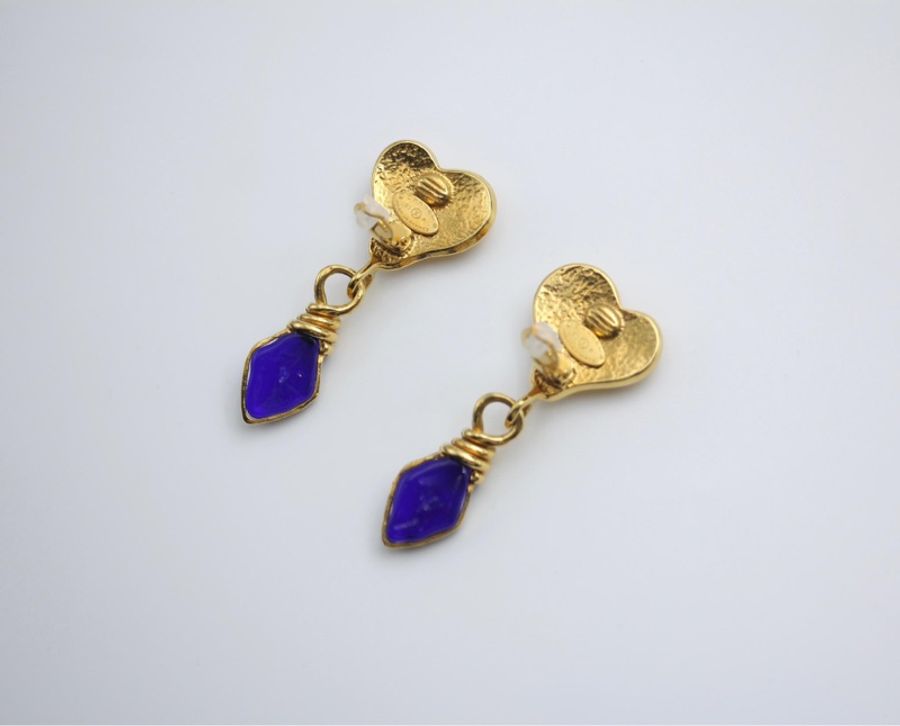 Chanel Vintage 95P Blue Gripoix & Gold Plated Heart Clip-on Earrings-7