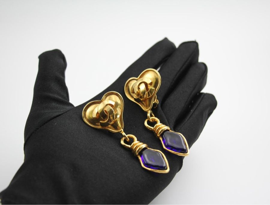Chanel Vintage 95P Blue Gripoix & Gold Plated Heart Clip-on Earrings-9